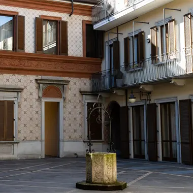 Cortile interno all’ingresso della sede di Pyramid a Milano. Pozzo antico in pietra.